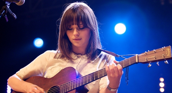 Gabrielle Aplin mélancolique sur le titre "Home"