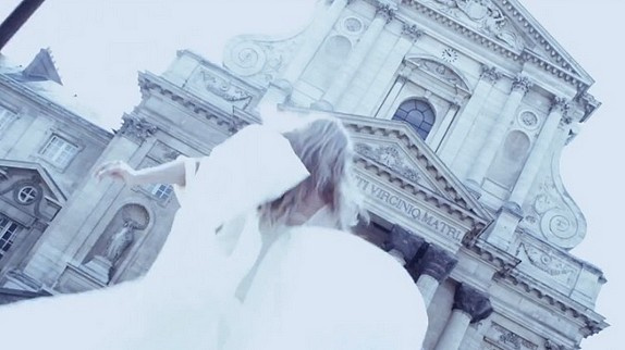 A. Dombasle tease son clip buzz "Ave Maria"