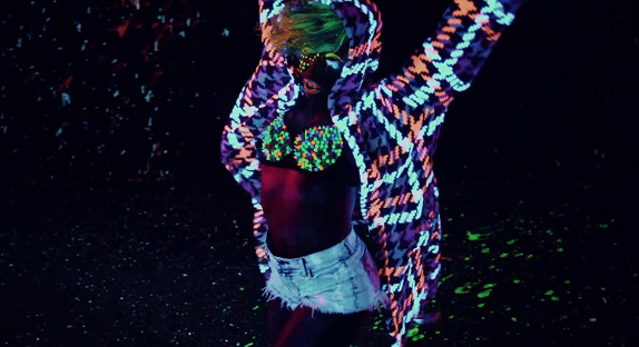 Major Lazer : le clip fluorescent "Sweat"