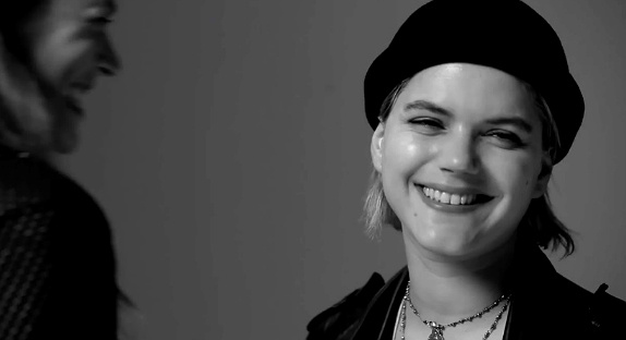 Soko cartonne grâce à des premiers baisers