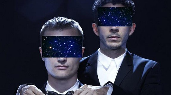 Monarchy revient avec "Living Without You"