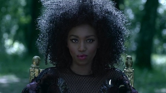 Inna Modja étonne avec le clip "OutLaw"