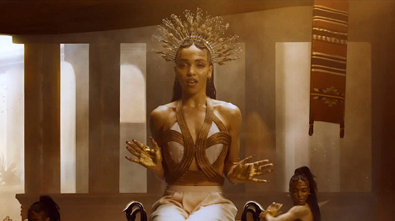 FKA twigs devient déesse pour "Two Weeks"