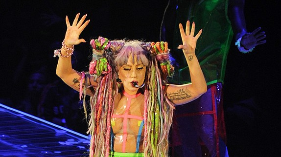 Lady Gaga gronde ses fans pendant un concert