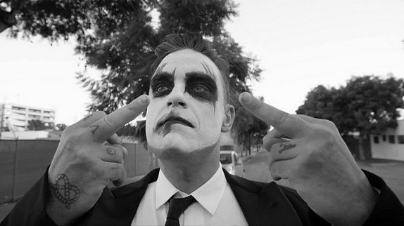 Robbie Williams lâche le clip surprenant "H.E.S."