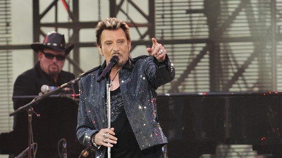 J. Hallyday chante La Marseillaise en concert