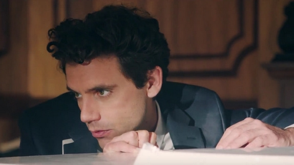 Mika dans le clip "Beautiful Disaster"