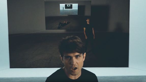 Peter Peter perdu dans le clip "Bien réel"