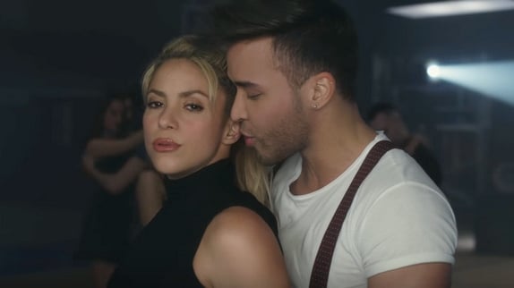 Shakira se déhanche dans le clip "Deja vu"