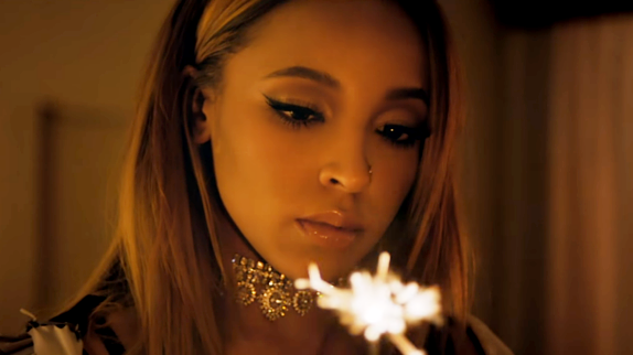 Tinashe ravive la "Flame" dans un clip brûlant