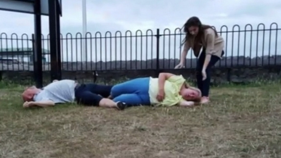 Un couple rejoue Dirty Dancing, et ça finit mal !