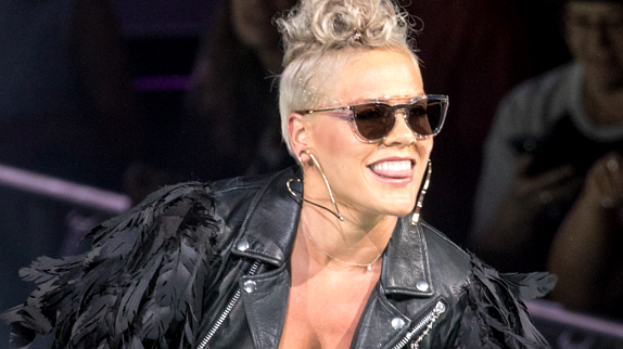 Pink : son nouveau single "What About Us"