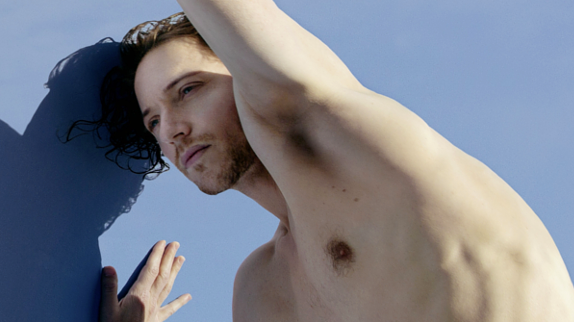 Raphaël bouleverse avec "Paris est une fête"