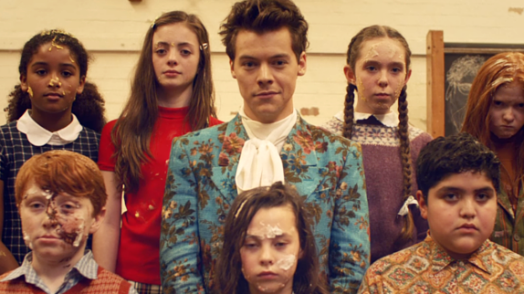 Harry Styles retourne à l'école et fait la guerre