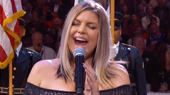 Fergie massacre l'hymne national américain
