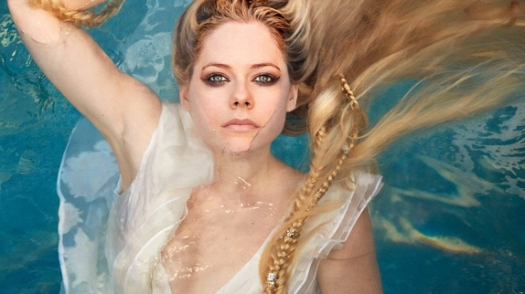 Avril Lavigne sort la tête de l'eau : le clip !