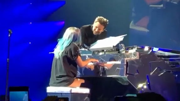 Lady Gaga et Bradley Cooper chantent "Shallow"