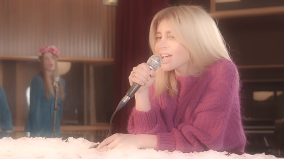Julie Zenatti refait "danser les fleurs"