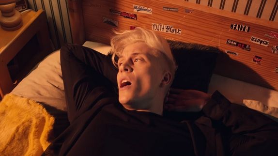 Loïc Nottet danse dans le clip "Heartbreaker"