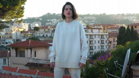 Aloïse Sauvage depuis le toit pour "Méga Down"