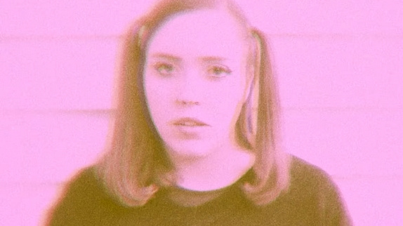 Soccer Mommy en mille couleurs dans son clip