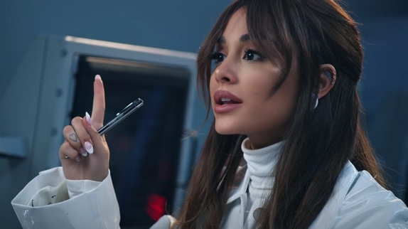 Ariana Grande en pleine expérience pour "34+35"