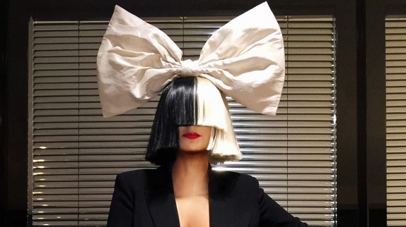 Sia s'excuse après la polémique sur son film