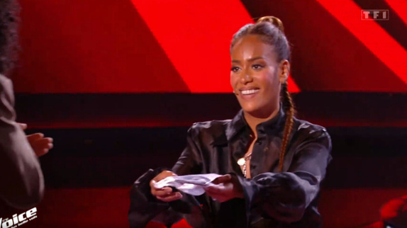 "The Voice" : pourquoi Amel offre des masques ?