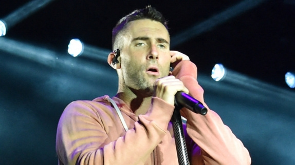 Adam Levine repousse une fan en plein concert