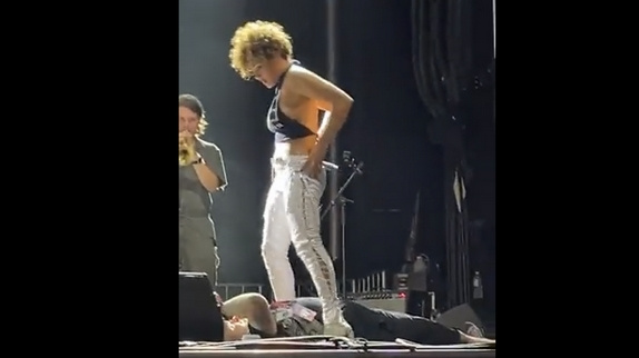 Sophia Ursita s'excuse après avoir uriné en live
