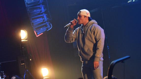 Hatik se blesse en plein concert