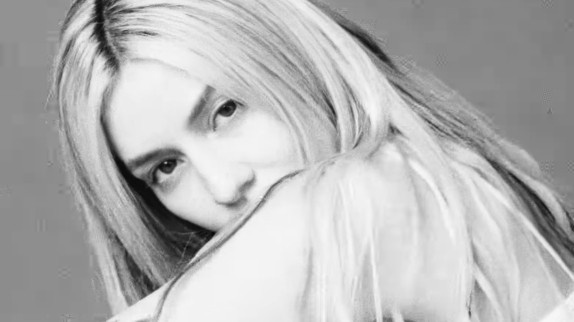 Ava Max retrouve la lumière avec "Lost Your Faith"