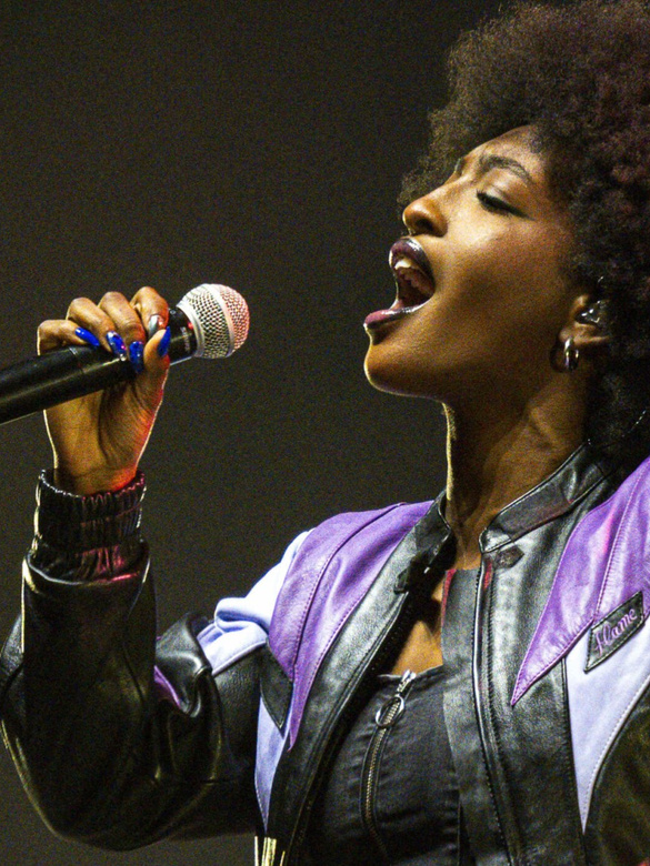 Ebony reprend un tube de Mylène Farmer