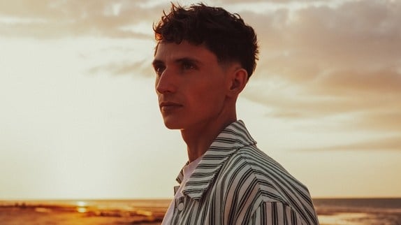 Victorien en interview pour son premier album