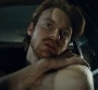 Finneas esseulé dans le clip "Love is Pain"