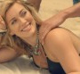 Clip de "Chasing the Sun" : Hilary Duff rêve de l'amour à la plage... avec humour...