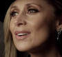 Clip "Par amour" : Lara Fabian trouve la force de se relever