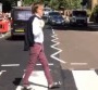 Paul McCartney rejoue la pochette d'Abbey Road