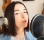 Elle chante "Dancing Queen" d'ABBA en français