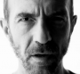 Calogero bousculé par l'amour dans le clip "Le hall des départs"