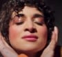 Camélia Jordana a "Le monde en main" : le clip