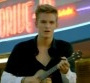 Cody Simpson et son ukulélé pour "La Da Dee"