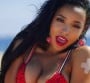 Clip "Superlove" : Tinashe, naïade incendiaire, rejoue "Alerte à Malibu"