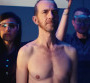 Calogero nu pour vendre des disques dans le clip provocateur "Juste une chanson"