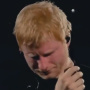Ed Sheeran fond en larmes en plein concert