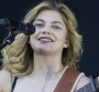 Louane rend hommage aux victimes de Nice