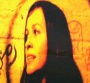Alanis Morissette nous emmène dans les coulisses de sa tournée dans le clip de "Lens"