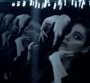 Clip de "Drowning" : BANKS se noie dans un labyrinthe de miroirs