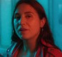 Clip "Trop vite" : Izia enfourche sa moto et poursuit sa mue électro-pop