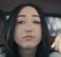 Noah Cyrus profite de sa jeunesse dans son clip